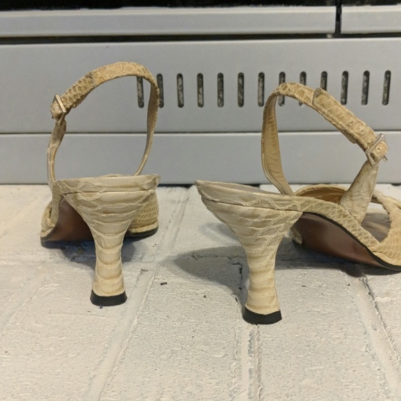 Stuart Weitzman Creme Slingback Shoe - Picture 3 of 6